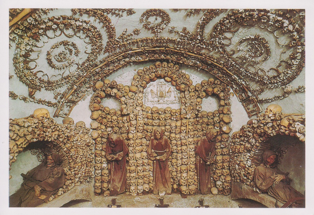Een nis vol beenderen in de crypte van de Santa Maria della Concezione te Rome