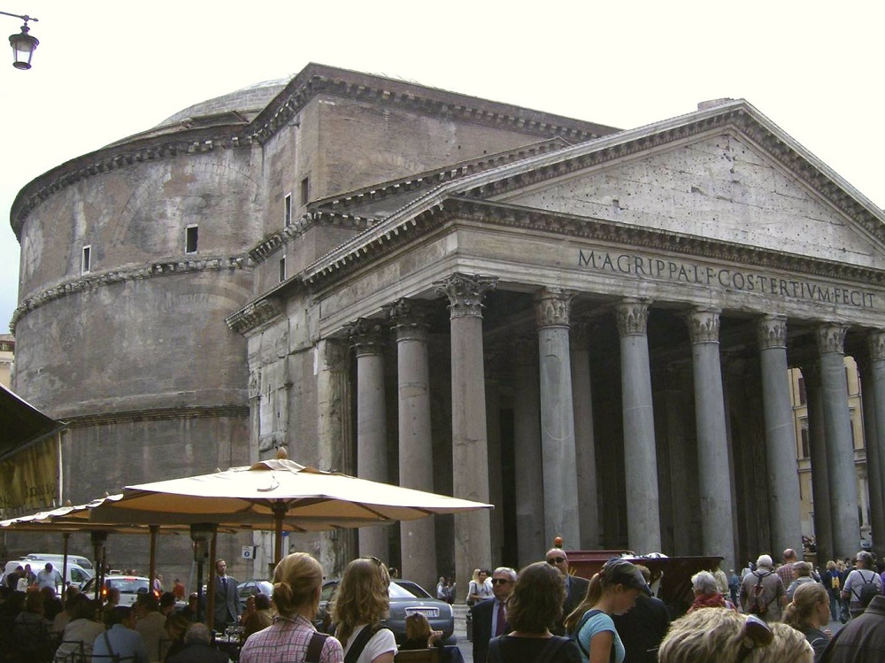De voorgevel van het Pantheon te Rome met een zuilengalerij