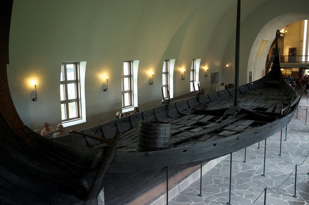 Een opgegraven schip in het Vikingschipmuseum te Oslo