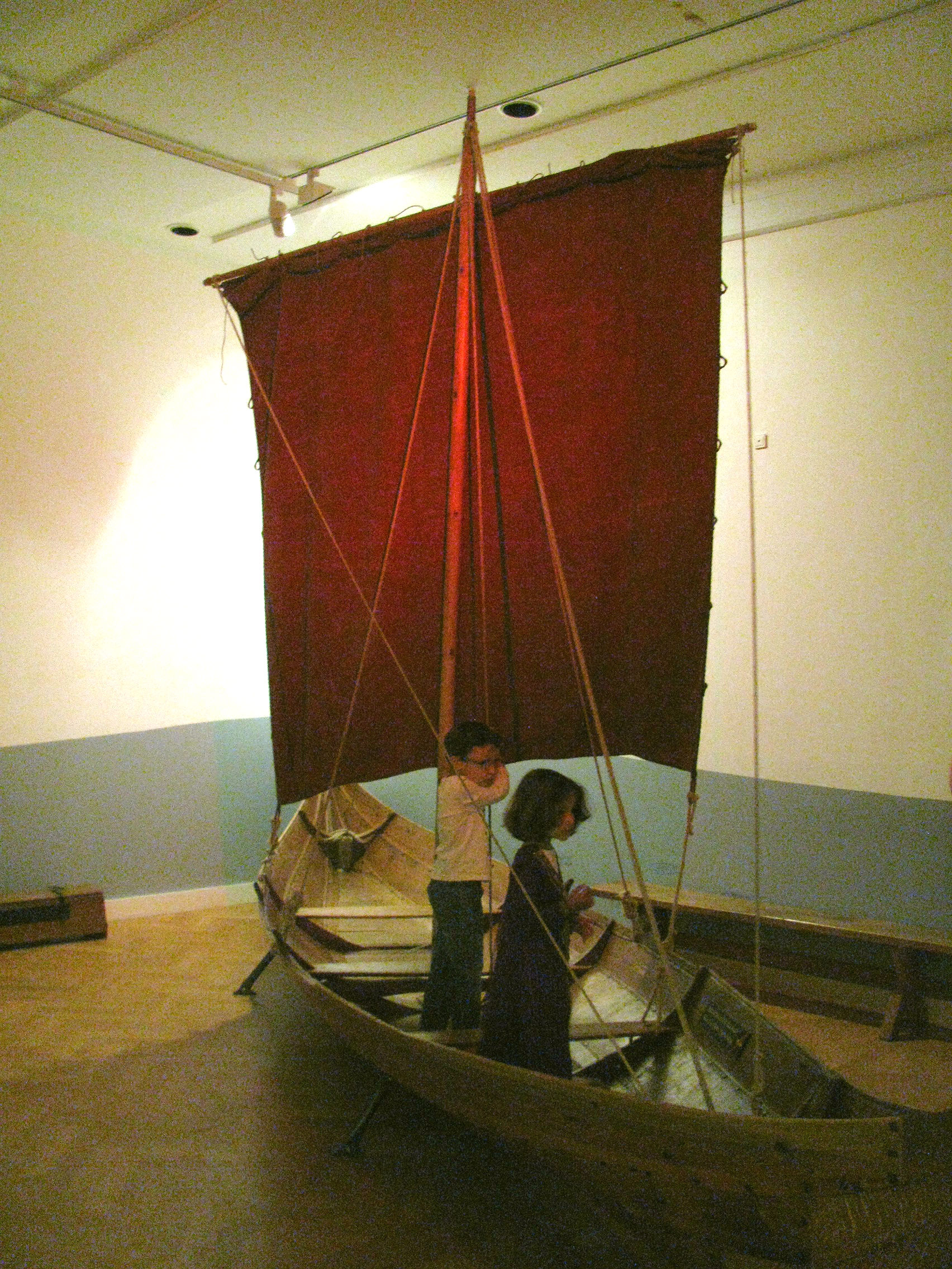 Kindermuseum, National Museet, Kopenhagen Kinderen spelen in een Vikingschip in het Kindermuseum van het National Museet te Kopenhagen