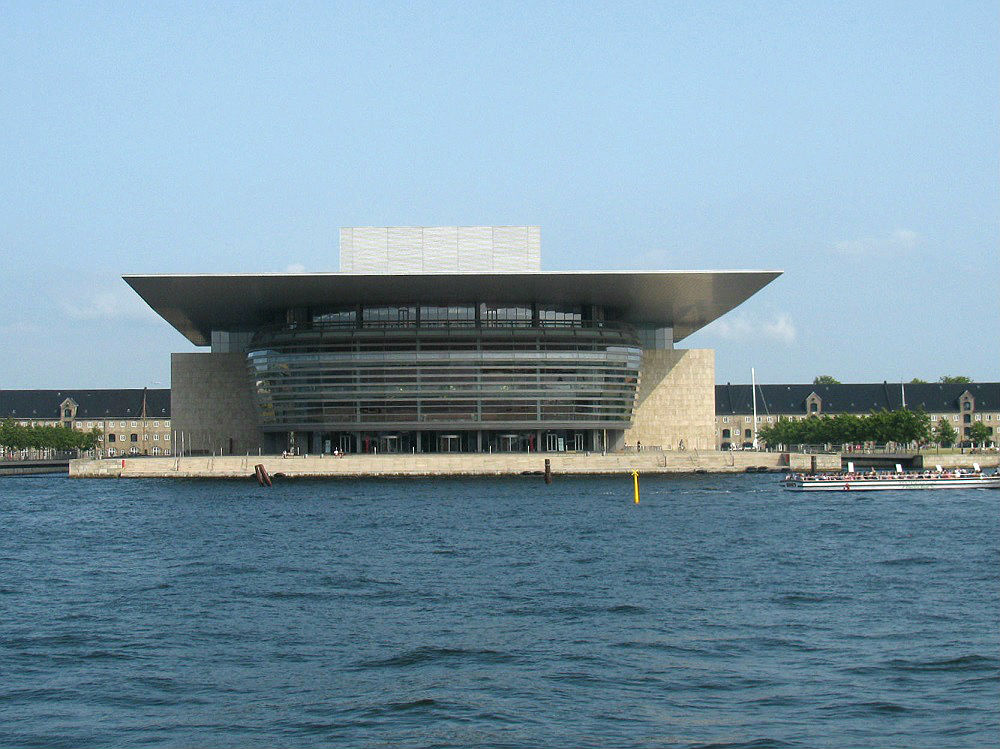 Opera, Kopenhagen Het moderne Opera gebouw, gezien vanaf de overkant van het water, te Kopenhagen