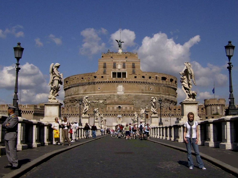 Engelenbrug met de Engelenburcht, Rome De Engelenbrug te Rome, die leidt naar de Engelenburcht