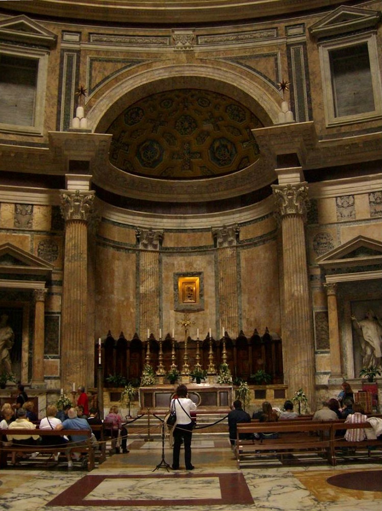 Interieur Pantheon, Rome Het interieur van het Pantheon te Rome met een mozaïek-vloer en graftombes
