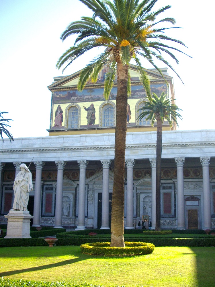 Binnenplaats San Paolo, Rome De binnenplaats van San Paolo fuori le Mura te Rome, met een beschilderde gevel, beeld van Paulus en palmboom