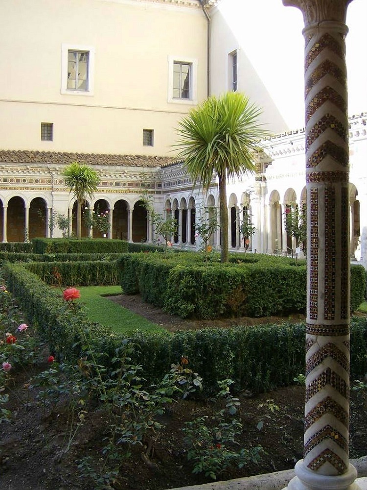 Kloostertuin San Paolo, Rome De kloostertuin van San-Paolo fuori le mura te Rome, met een mozaïek-ingelegde zuil
