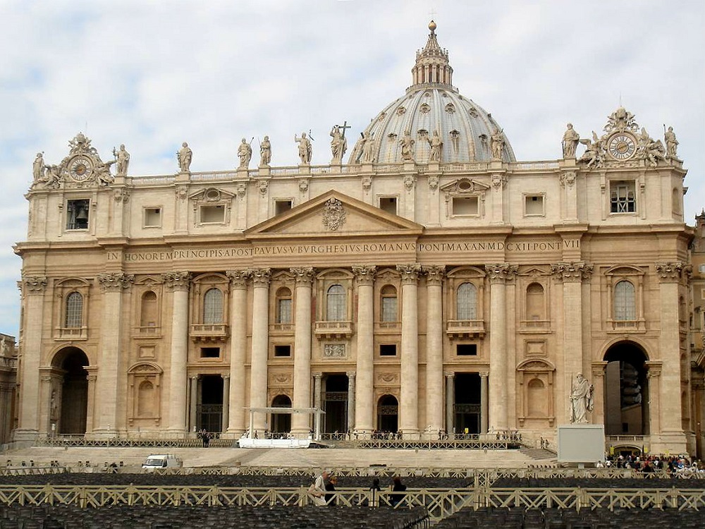 Voorgevel Sint-Pieter, Rome De voorgevel met bovenop beelden van de Sint-Pieterskerk te Rome
