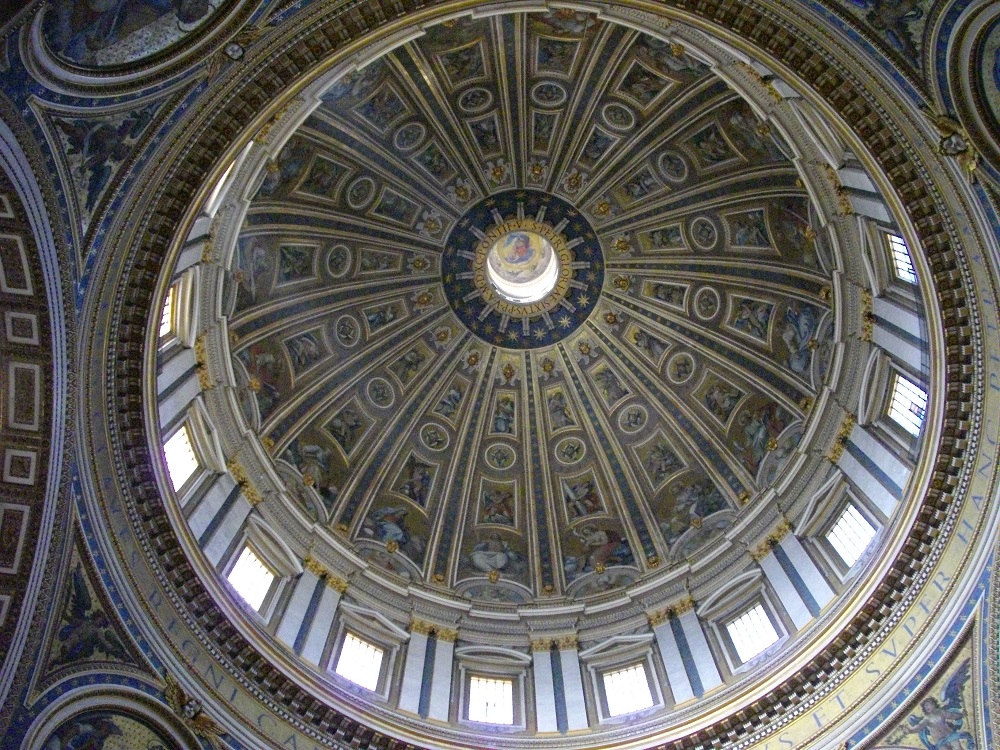 Binnenzijde koepel Sint-Pieter, Rome De kleurrijke binnenzijde van de koepel van de Sint-Pieterskerk te Rome