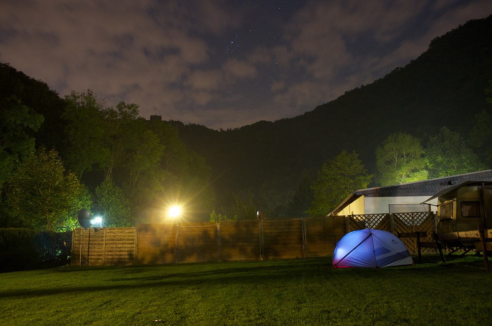 Camping Rheineck, Bad Breisig Onze tent omringd door bergen op camping Rheineck te Bad Breisig
