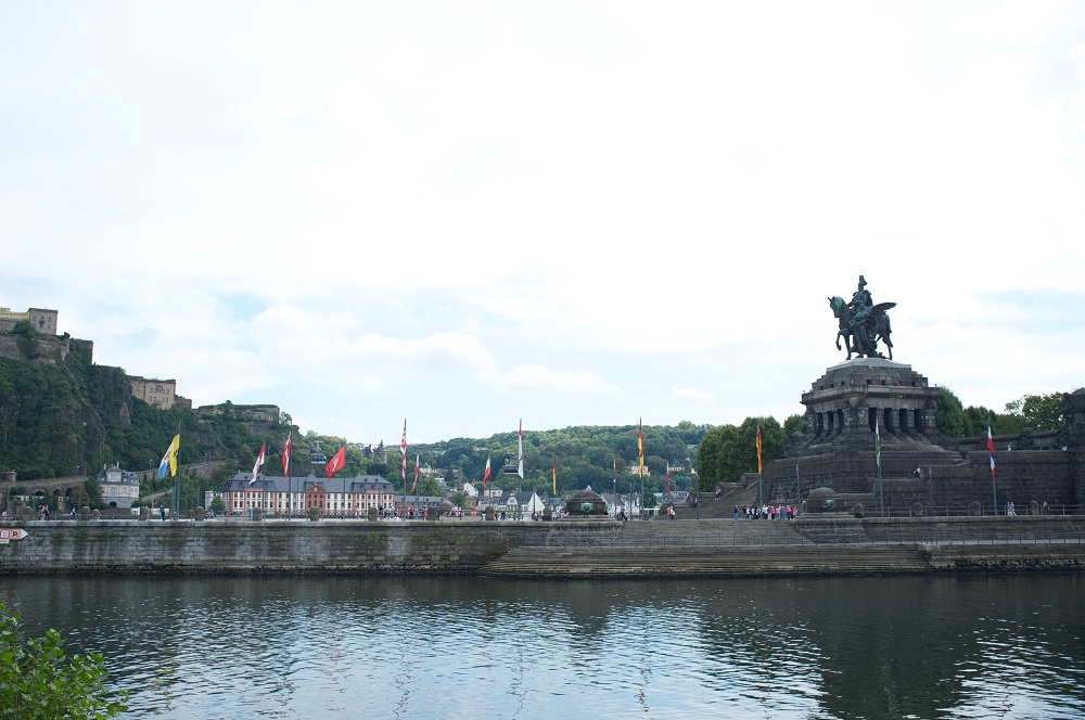 Deutsches Eck, Koblenz Het ruiterstandbeeld van Willem I op de Deutsches Eck, waar de Moezel in de Rijn stroomt, te Koblenz