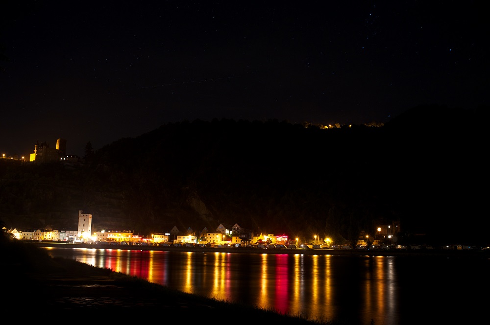St. Goarhausen St. Goarhausen gezien bij nacht vanuit een bocht in de Rijn