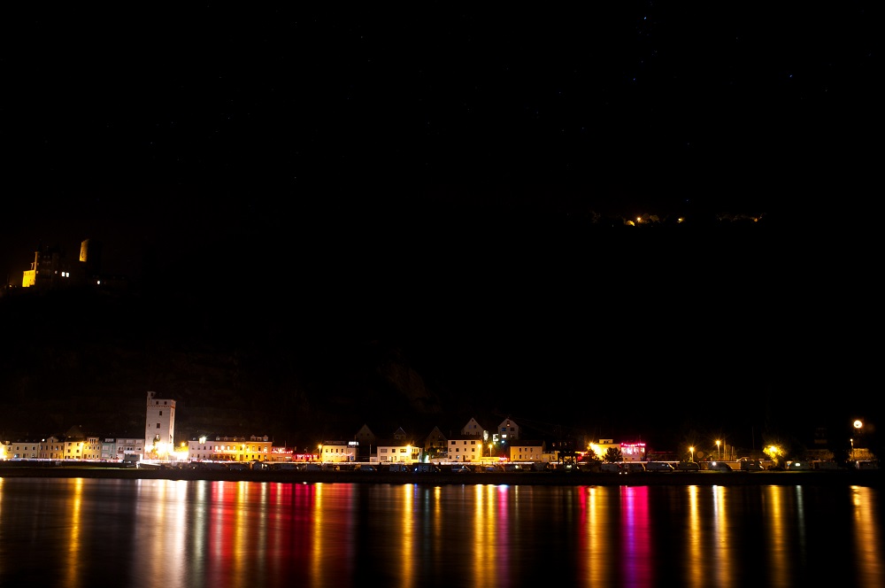 St. Goarhausen St. Goarhausen gezien bij nacht vanaf de overkant van de Rijn