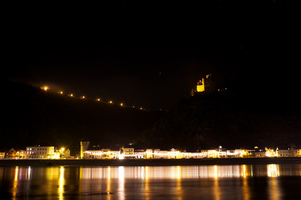 Burg Katz, St. Goarhausen De verlichte Burg Katz boven St. Goarhausen, gezien vanaf de overkant van de Rijn