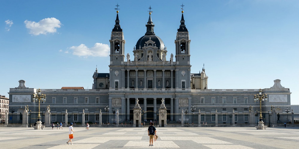 Catedral de la Almudena, Madrid De facade van de Catedral de la Almudena, te Madrid