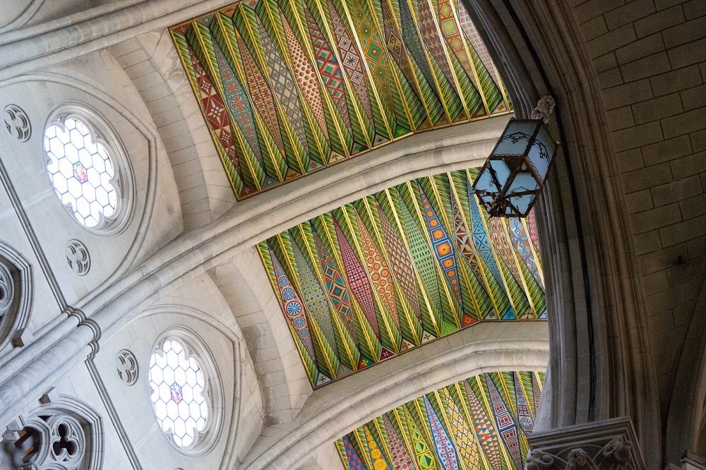 Plafond Catedral, Madrid Het kleurrijke plafond van de Catedral de la Almudena, te Madrid