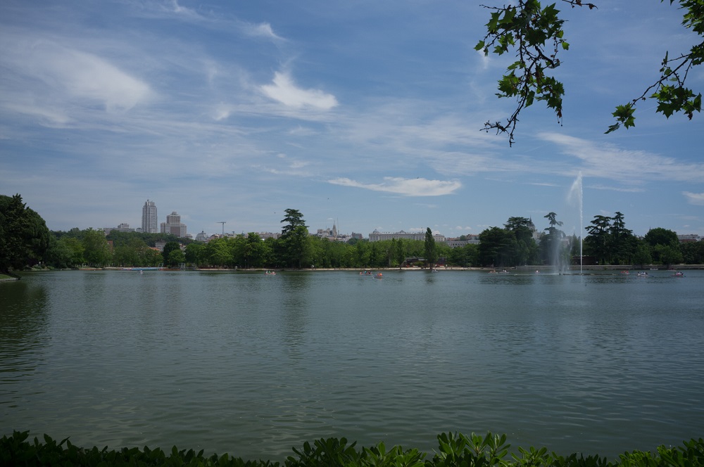 Lago Casa de Campo, Madrid Het meer (lago) in het park Casa de Campo, met op de achtergrond de gebouwen van de stad, te Madrid