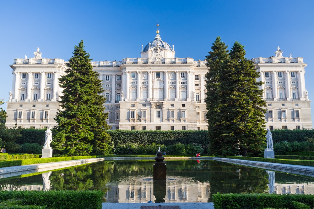 Palacio Real vanuit Sabatini tuinen, Madrid Vanuit de Sabatini tuinen uitzicht op een zijgevel van het Koninklijk Paleis (Palacio Real), te Madrid