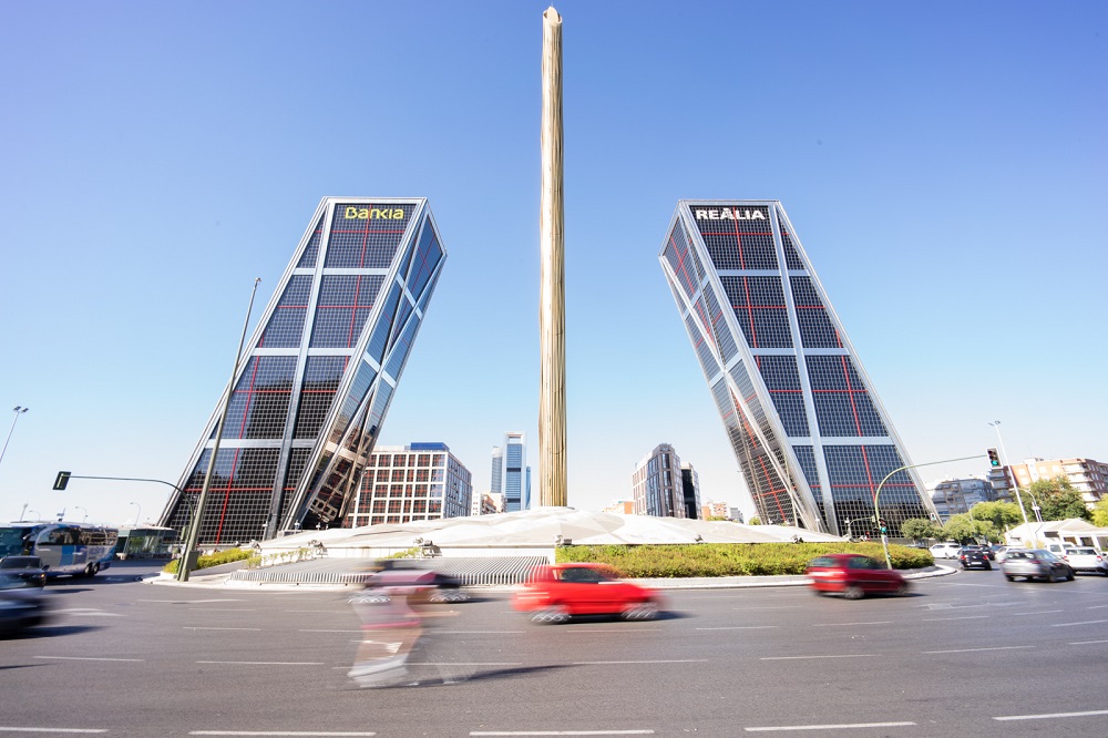 Plaza de Castilla, Madrid Het verkeer op Plaza de Castilla, met op de achtergrond de Puerta de Europa en de Cuatro Torres, te Madrid