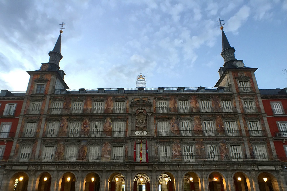 Casa de la Panadería, Plaza Mayor, Madrid Het beschilderde bakkershuis (casa de la panadería) op Plaza Mayor te Madrid