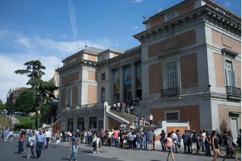 Museo del Prado, Madrid Bezoekers voor het Prado museum staan voor de ingang in de rij, te Madrid