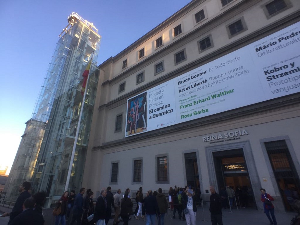 Museo Reina Sofia, Madid De facade en een glazen lift van het Reina Sofia museum, te Madrid