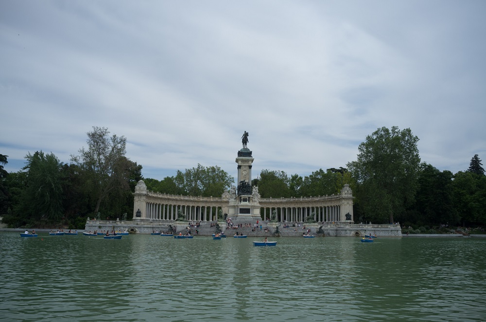 Alfonso XII monument, Estanque, Retiro park, Madrid Het monument voor koning Alfonso XII, gezien over de Estanque in het Retiro park, te Madrid