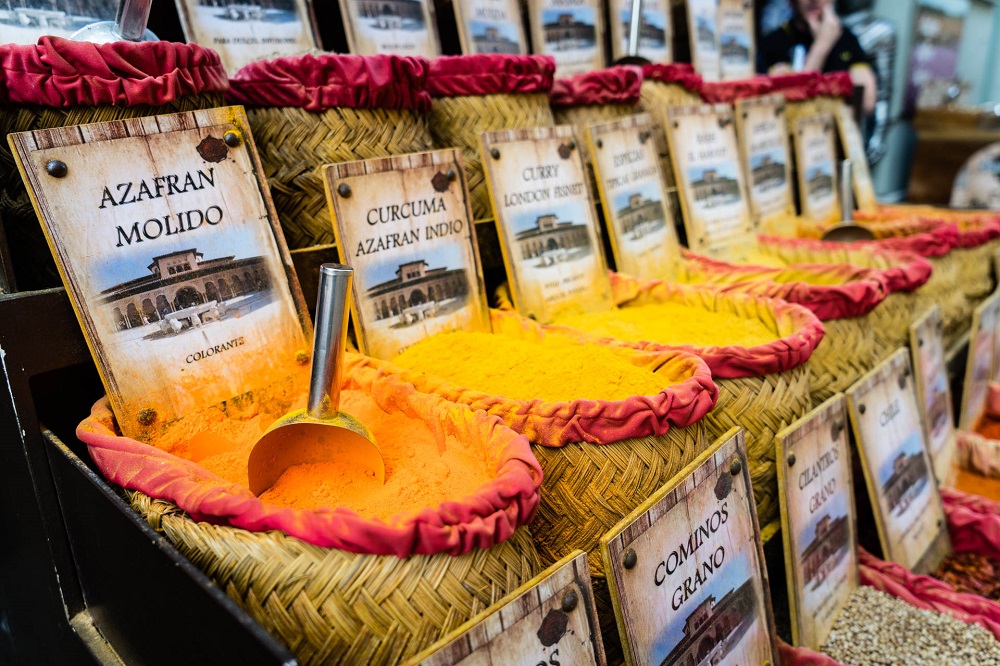 Kruiden zoals saffraan en kurkuma te koop te Granada
