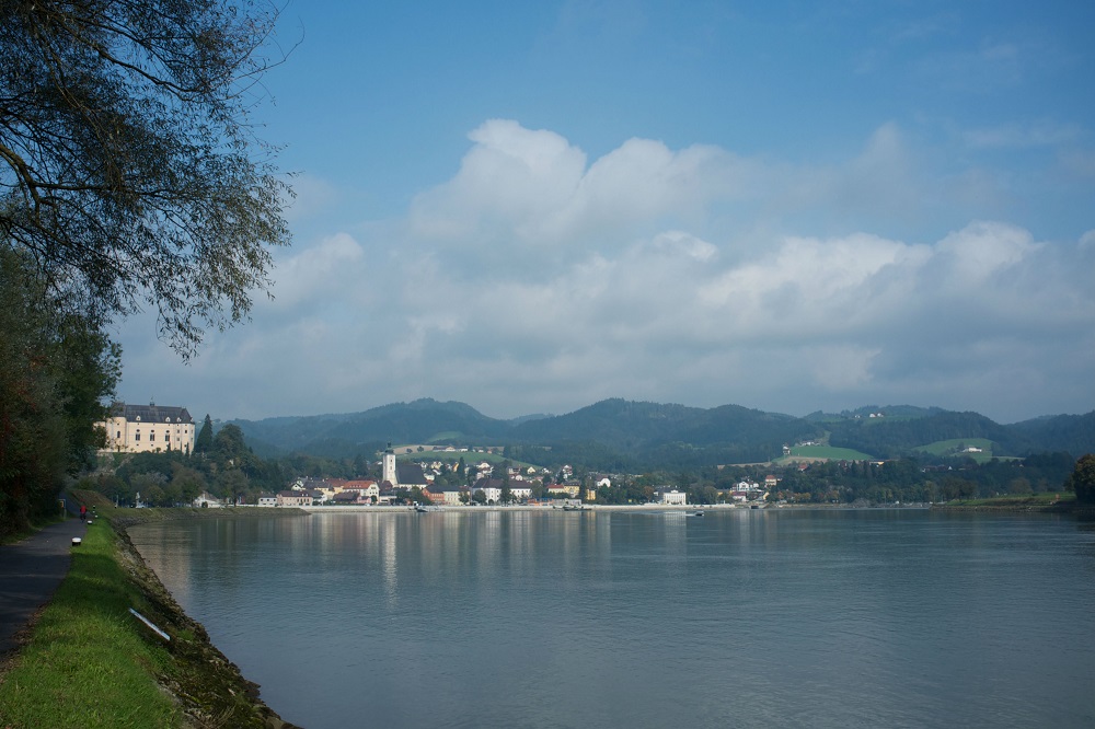 De stad Grein is gelegen in een bocht van de Donau in Oostenrijk