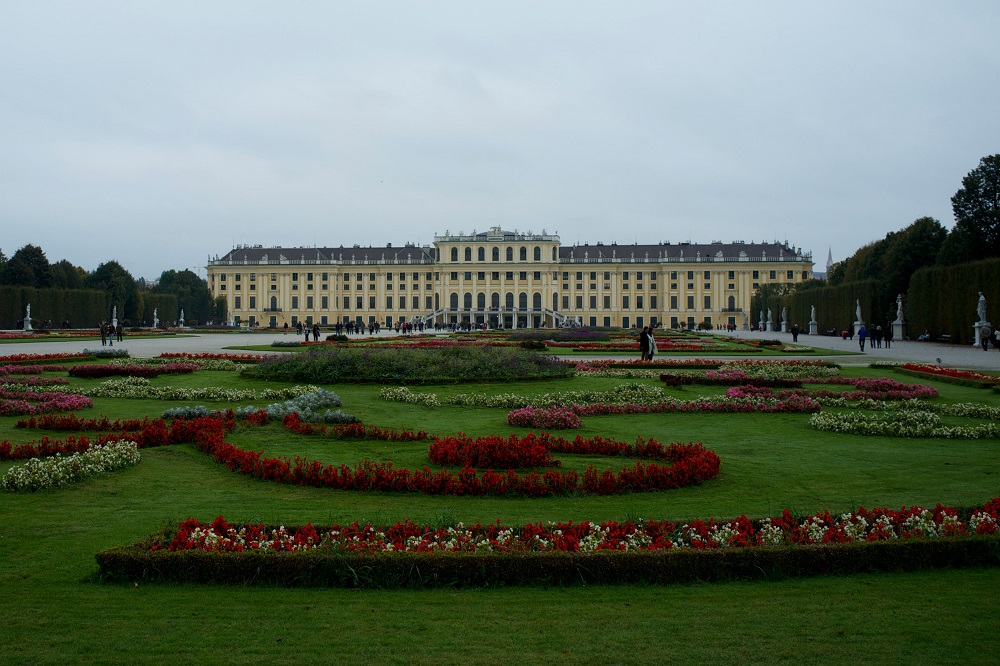 Schloss Schönbrunn gezien vanuit de achtertuin te Wenen