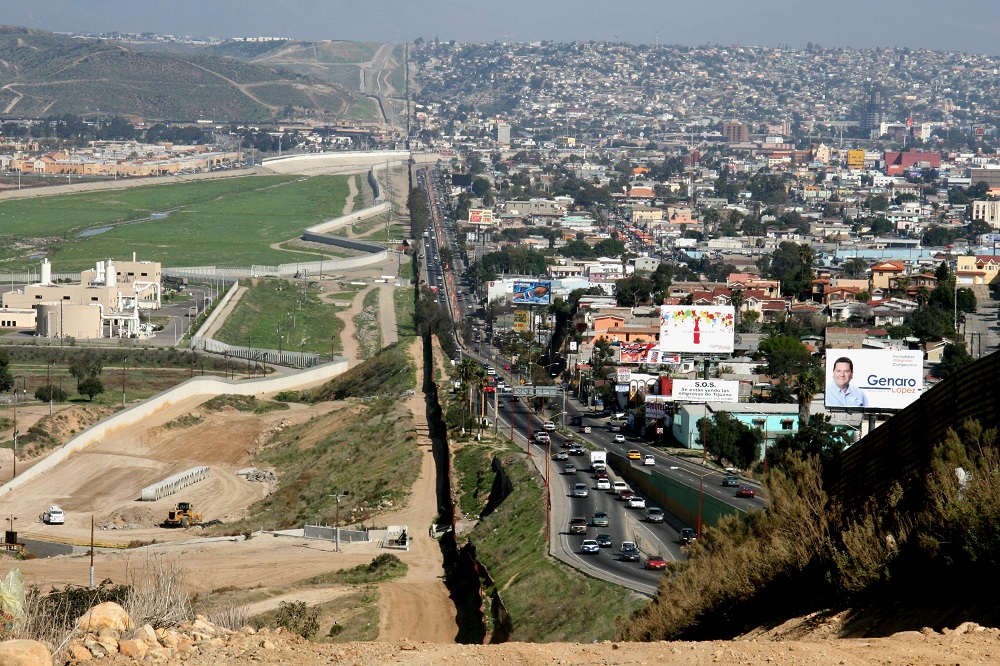 Hek tussen VS en Mexico De Mexicaanse stad Tijuana is tot aan het grenshek gebouwd
