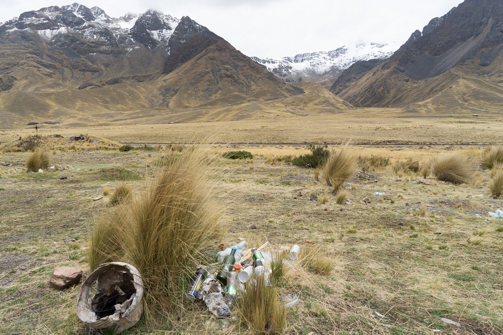 Afval bij de busstop op de bergpas La Raya in Peru